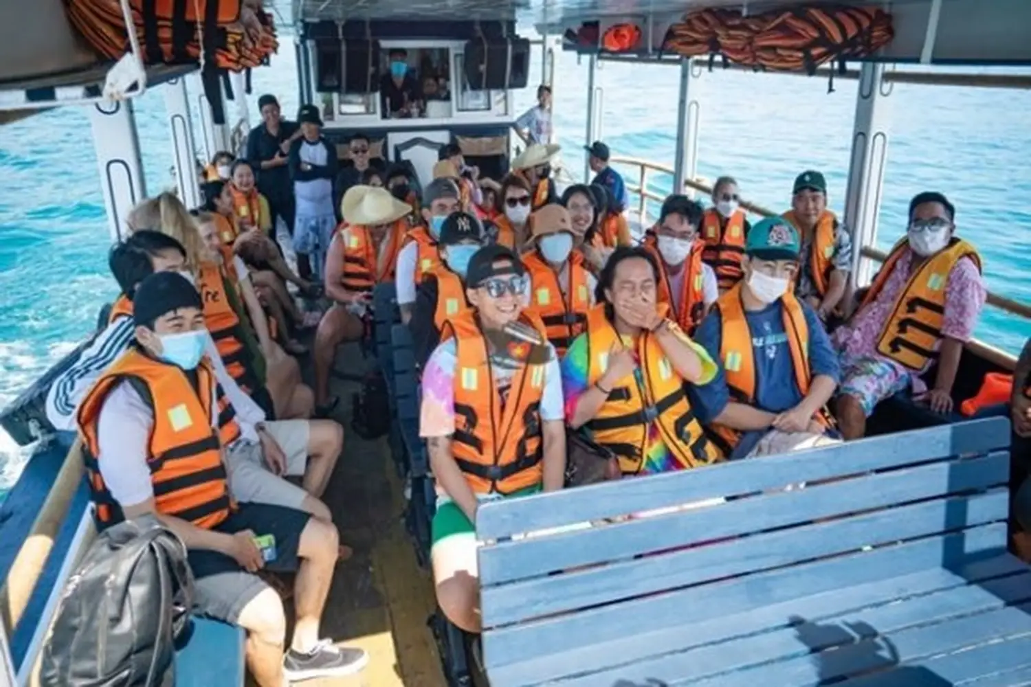 Happy Boat — плавающий бар с водными горками