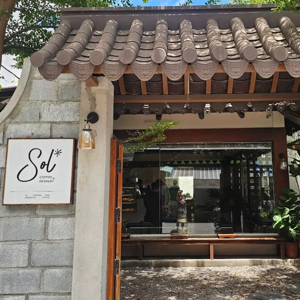 Sol Coffee & Dessert — минималистичное кафе